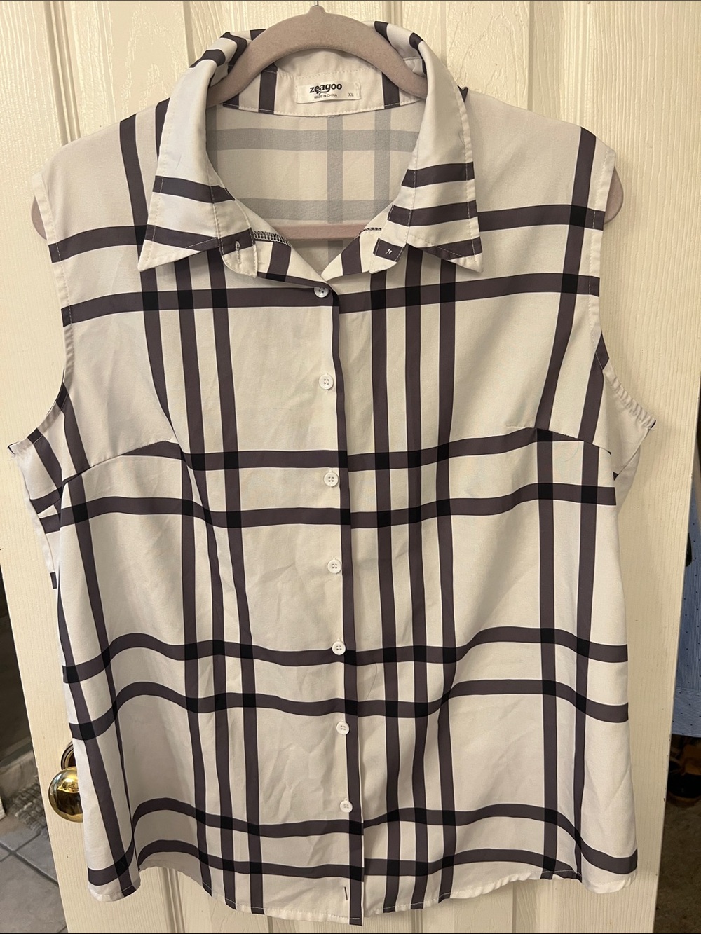 zeagoo Black and White Plaid Sleeveless Button-Front Blouse